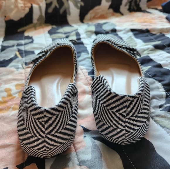Black and cream Chevron flats (Size 7.5) - Picture 4 of 5